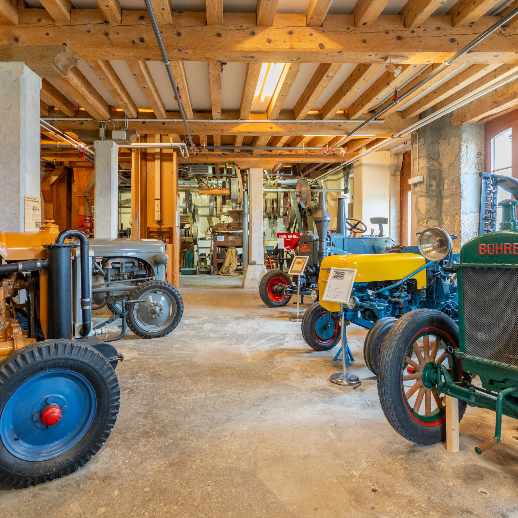 Photo des salles d'exposition de tracteur du Mus&eacute;e Romand de l'agriculture